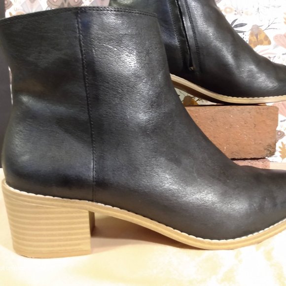 Clarks Black Leather Ankle Boot w/Chunky Heel Size 10 - Picture 2 of 8